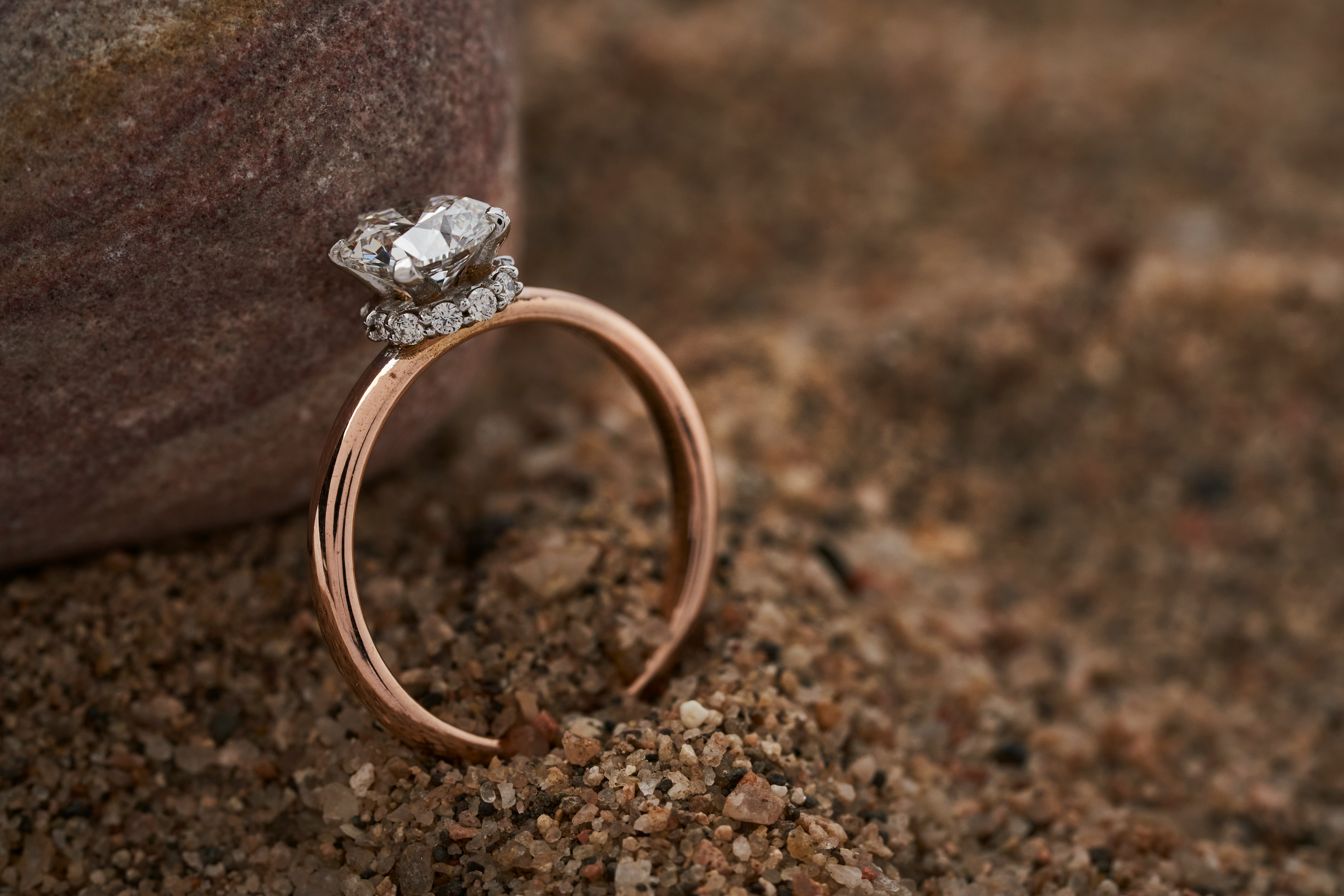 Premium lab grown diamond rings, wedding rings and engagement rings featuring HPHT and CVD diamonds